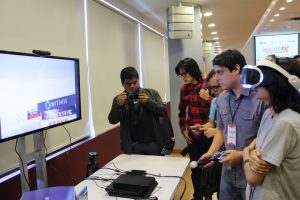 Aunque oficialmente no está disponible en nuestro país, durante los 3 días del evento los asistente podrán probar el periférico de realidad aumentada desarrollado por Sony.